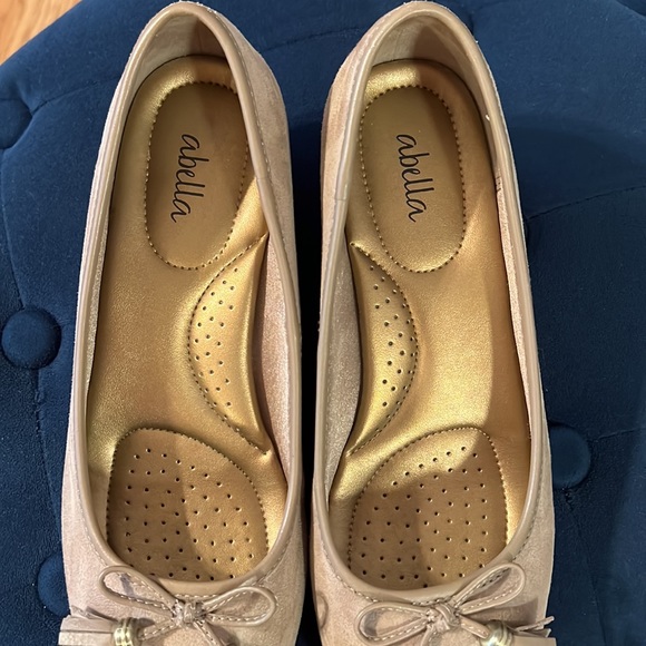 🎉Host Pick🎉 Abella Taupe Suede Jetta Wedge Heel. Tassel. 1.5 in. heel. Size 7. - Picture 6 of 8